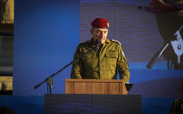 Le chef d'état-major de l'armée israélienne, le lieutenant-général Herzi Halevi, s'exprimant lors d'une cérémonie de passation de pouvoirs, au siège du Commandement du Centre de Tsahal, à Jérusalem, le 8 juillet 2024. (Crédit : Oren Ben Hakoon/Flash90) Le chef d'état-major de l'armée israélienne, le lieutenant-général Herzi Halevi, s'exprimant lors d'une cérémonie de passation de pouvoirs, au siège du Commandement du Centre de Tsahal, à Jérusalem, le 8 juillet 2024. (Crédit : Oren Ben Hakoon/Flash90)