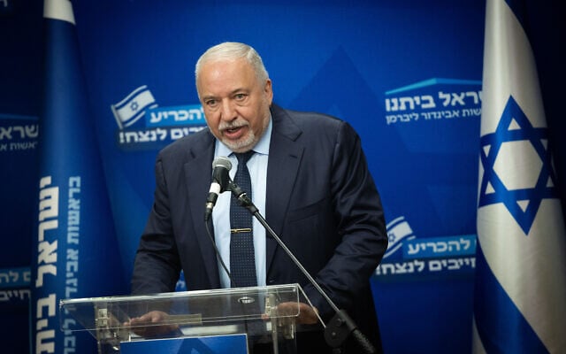 Le vice-président du parti Yisrael Beytenu, Avigdor Liberman, lors d'une réunion de faction à la Knesset, à Jérusalem, le 8 juillet 2024. (Crédit : Yonatan Sindel/Flash90) Le vice-président du parti Yisrael Beytenu, Avigdor Liberman, lors d'une réunion de faction à la Knesset, à Jérusalem, le 8 juillet 2024. (Crédit : Yonatan Sindel/Flash90)
