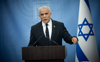 Le chef de l'opposition Yaïr Lapid, leader de Yesh Atid, dirigeant une réunion de faction à la Knesset, à Jérusalem, le 8 juin 2024. (Crédit : Yonatan Sindel/Flash90)
