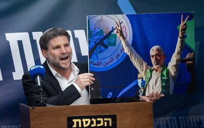 Le ministre des Finances et chef du parti HaTzionout HaDatit, Bezalel Smotrich, lors d'une réunion de sa faction, à la Knesset, à Jérusalem, le 8 juillet 2024. (Crédit : Yonatan Sindel/Flash90)