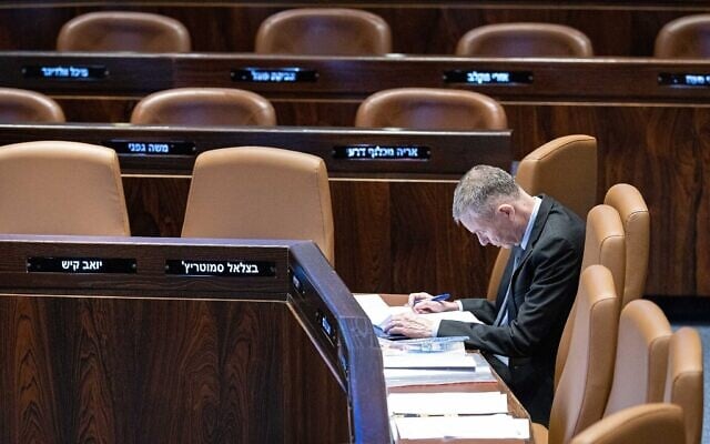 Le ministre de la Justice Yariv Levin lors d'une séance plénière de la Knesset à Jérusalem, le 10 juillet 2024. (Crédit : Chaim Goldberg/Flash90) Le ministre de la Justice Yariv Levin lors d'une séance plénière de la Knesset à Jérusalem, le 10 juillet 2024. (Crédit : Chaim Goldberg/Flash90)