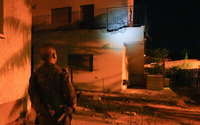Une maison touchée par une roquette tirée depuis le Liban dans la ville de Kiryat Shmona, le 13 juillet 2024. (Crédit 
: Ayal Margolin/Flash90)