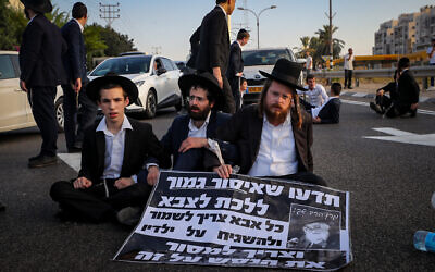 Des hommes ultra-orthodoxes protestant contre l'appel sous les drapeaux, sur la Route 4, à l'extérieur de Bnei Brak, le 16 juillet 2024. (Crédit : Jamal Awad/Flash90)