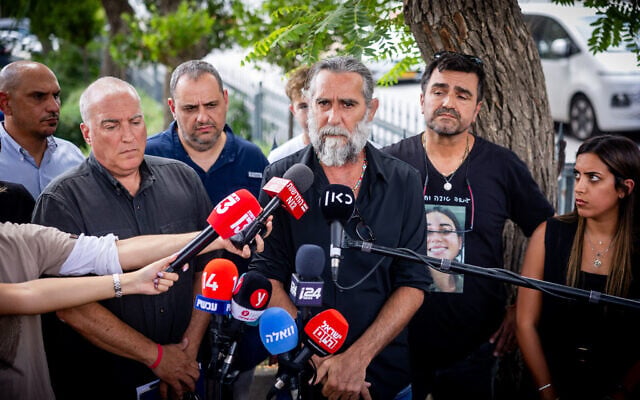 Les familles des soldates d'observation israéliennes qui ont été tuées par des terroristes du Hamas à l'avant-poste de surveillance de Nahal Oz le 7 octobre, s'adressant à la presse après avoir rencontré le Premier ministre Benjamin Netanyahu, à l'extérieur du bureau du Premier ministre, à Jérusalem, le 17 juillet 2024. (Crédit : Yonatan Sindel/Flash90)