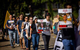 Des parents d'Israéliens retenus en otage par des terroristes du Hamas à Gaza marchant aux côtés de leurs partisans, exigeant un accord pour les otages et le retour de leurs proches devant le campus de Givat Ram, de l'Université hébraïque de Jérusalem, le 16 juillet 2024. (Crédit : Yonatan Sindel/Flash90)