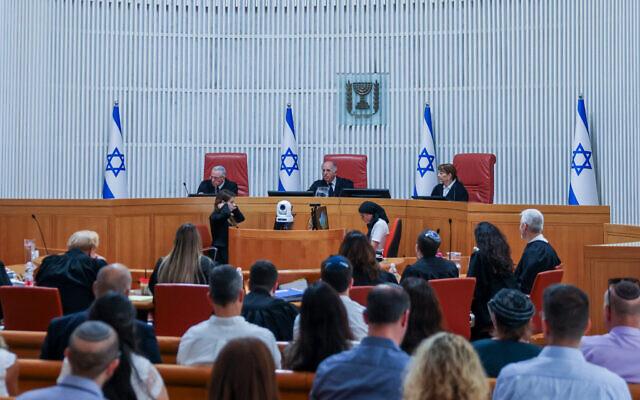 Audience de la Haute Cour de justice sur l'enquête du contrôleur de l'État sur les manquements liés au pogrom perpétré par le Hamas le 7 octobre, à la Cour suprême de Jérusalem, le 17 juillet 2024. (Crédit : Chaïm Goldberg/Flash90) Audience de la Haute Cour de justice sur l'enquête du contrôleur de l'État sur les manquements liés au pogrom perpétré par le Hamas le 7 octobre, à la Cour suprême de Jérusalem, le 17 juillet 2024. (Crédit : Chaïm Goldberg/Flash90)