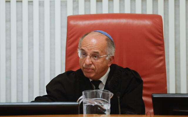 Le juge Noam Sohlberg lors d'une audience de la Haute Cour de justice sur l'enquête du contrôleur de l'État sur les manquements liés au pogrom perpétré par le Hamas le 7 octobre, à la Cour suprême de Jérusalem, le 17 juillet 2024. (Crédit : Chaïm Goldberg/Flash90)