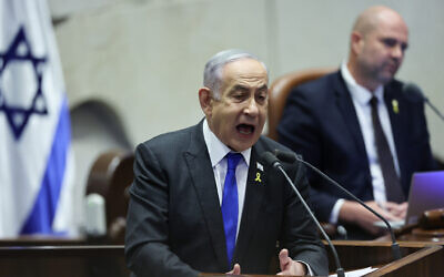 Le Premier ministre Benjamin Netanyahu s'exprimant lors du plénum de la Knesset, à Jérusalem, le 17 juillet 2024. (Crédit : Yonatan Sindel/Flash90)
