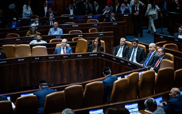 Le Premier ministre Benjamin Netanyahu et d'autres députés assistant à une session plénière de la Knesset, le 17 juillet 2024. (Crédit : Yonatan Sindel/Flash90)