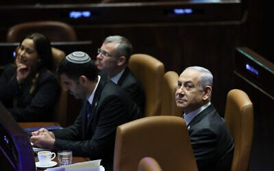 Le Premier ministre Benjamin Netanyahu et des ministres en séance plénière de la Knesset à Jérusalem, le 17 juillet 2024. (Crédit : Yonatan Sindel/Flash90)