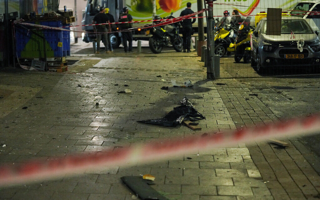 Le personnel de sécurité et de secours israélien sur les lieux de l'explosion d'un drone, à Tel Aviv, le 19 juillet 2024. (Crédit : Erik Marmor/Flash90) Le personnel de sécurité et de secours israélien sur les lieux de l'explosion d'un drone, à Tel Aviv, le 19 juillet 2024. (Crédit : Erik Marmor/Flash90)