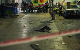 Le personnel de sécurité et de secours israélien sur les lieux de l'explosion d'un drone, à Tel Aviv, le 19 juillet 2024. (Crédit : Erik Marmor/Flash90)