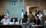 Le député du Likud Yuli Edelstein préside une réunion de la commission des Affaires étrangères et de la Défense de la Knesset, le 21 juillet 2024. (Crédit : Yonatan Sindel/Flash90)