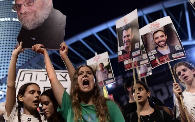 Des parents d'Israéliens pris en otage par des terroristes du Hamas à Gaza et des sympathisants défilant pour demander leur libération, à Tel Aviv, le 23 juillet 2024. (Crédit : Tomer Neuberg/Flash90) Des parents d'Israéliens pris en otage par des terroristes du Hamas à Gaza et des sympathisants défilant pour demander leur libération, à Tel Aviv, le 23 juillet 2024. (Crédit : Tomer Neuberg/Flash90)