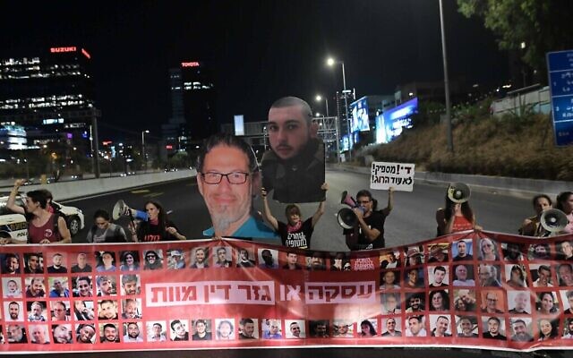 Des parents d'Israéliens retenus en otage par des terroristes du Hamas à Gaza et leurs sympathisants bloquent l'autoroute Ayalon et réclament un accord pour la libération de leurs proches, à Tel Aviv, le 23 juillet 2024. (Crédit : Tomer Neuberg/Flash90)