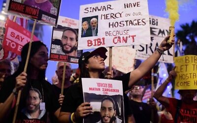 Les familles et les sympathisants des otages israéliens manifestent devant le bureau de l'ambassade américaine à Tel Aviv, le 24 juillet 2024. (Crédit : Tomer Neuberg/Flash90)