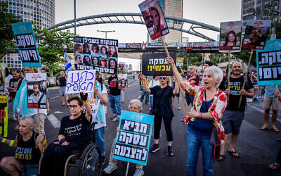Des manifestants réclamant la libération des otages aux mains du Hamas, dans la bande de Gaza, devant les quartiers généraux de l'armée de la Kirya, à Tel Aviv, le 28 juillet 2024. (Crédit : Avshalom Sassoni/Flash90)