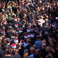Des milliers de personnes réunies lors des funérailles des enfants tués lors d'une frappe à la roquette du Hezbollah à  Majdal Shams, sur le plateau du Golan, le 28 juillet 2024. (Crédit : David Cohen/Flash90)