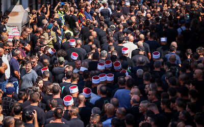 Des milliers de personnes réunies lors des funérailles des enfants tués lors d'une frappe à la roquette du Hezbollah à  Majdal Shams, sur le plateau du Golan, le 28 juillet 2024. (Crédit : David Cohen/Flash90)