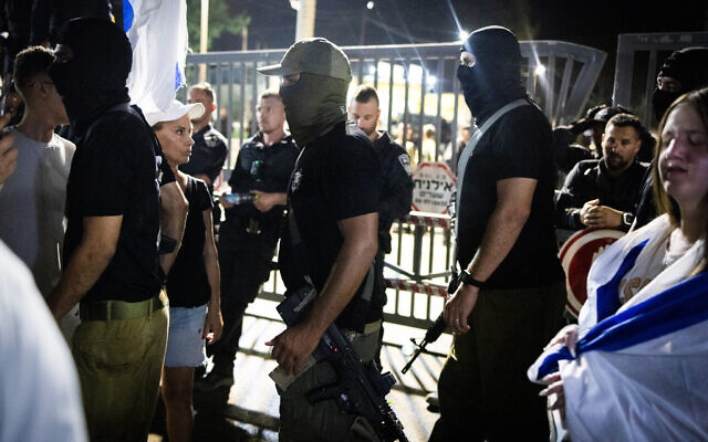 Des manifestants d'extrême-droite s'insurgeant contre la détention de réservistes soupçonnés d'avoir agressé un terroriste présumé du Hamas, sur la base militaire de Beit Lid, le 29 juillet 2024. (Crédit : Flash90) Des manifestants d'extrême-droite s'insurgeant contre la détention de réservistes soupçonnés d'avoir agressé un terroriste présumé du Hamas, sur la base militaire de Beit Lid, le 29 juillet 2024. (Crédit : Flash90)