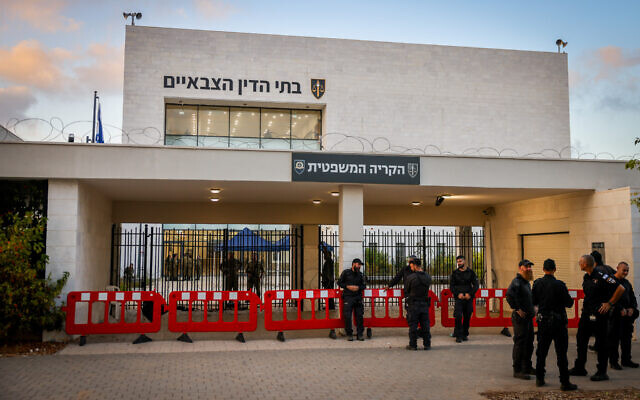 La police garde un tribunal militaire à la base de Beit Lid dans le centre d'Israël, au milieu d'une manifestation contre la détention de soldats de réserve israéliens soupçonnés d'avoir abusé d'un détenu palestinien, le 30 juillet 2024. (Crédit : Chaim Goldberg/Flash90) La police garde un tribunal militaire à la base de Beit Lid dans le centre d'Israël, au milieu d'une manifestation contre la détention de soldats de réserve israéliens soupçonnés d'avoir abusé d'un détenu palestinien, le 30 juillet 2024. (Crédit : Chaim Goldberg/Flash90)