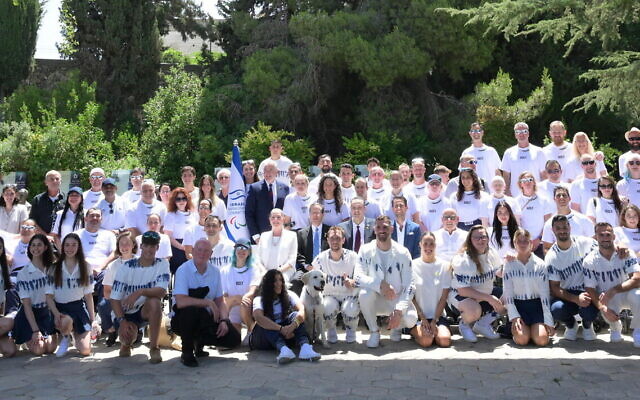 Les athlètes olympiques d'Israël pour 2024 posant pour une photo avec le président Isaac Herzog et le ministre de la Culture et des Sports Miki Zohar à la résidence présidentielle, à Jérusalem, le 19 juin 2024. (Crédit : Oded Karni/Comité olympique israélien)