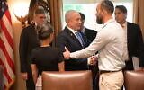 Rachel (à gauche) et Jon Goldberg-Polin (à droite), parents de l'otage du Hamas Hersh Goldberg-Polin, avec le Premier ministre Benjamin Netanyahu lors d'une réunion organisée par le président américain Joe Biden, à la Maison Blanche, le 25 juillet 2024. (Crédit : GPO)
