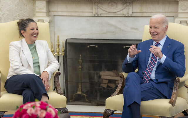 Le président américain Joe Biden rencontre Liat Atzili, une otage libérée, à la Maison Blanche, le 8 juillet 2024. (Crédit : White House/X) Le président américain Joe Biden rencontre Liat Atzili, une otage libérée, à la Maison Blanche, le 8 juillet 2024. (Crédit : White House/X)