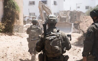 Des troupes israéliennes opérant à Gaza, sur une photo autorisée pour publication le 13 juillet 2024. (Crédit : Armée israélienne)