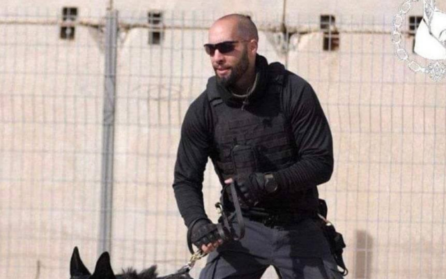 Yochaï Avni, maître-chien de l'administration pénitentiaire israélienne assassiné à son domicile le 8 juillet 2024. (Crédit : Autorisation) Yochaï Avni, maître-chien de l'administration pénitentiaire israélienne assassiné à son domicile le 8 juillet 2024. (Crédit : Autorisation)
