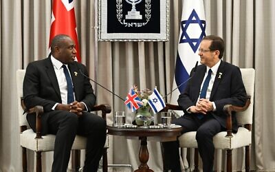 Le président Isaac Herzog rencontrant le ministre britannique des Affaires étrangères David Lammy, à Jérusalem, le 15 juillet 2024. (Crédit : Haïm Zach/GPO)