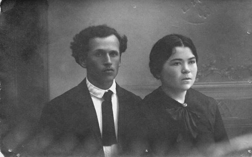Hayuta, à droite, et Yusef Busel, aux alentours de 1917. (Autorisation/Album familial, Domaine public, Wikimedia Commons) Hayuta, à droite, et Yusef Busel, aux alentours de 1917. (Autorisation/Album familial, Domaine public, Wikimedia Commons)