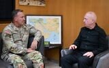Le ministre de la Défense Yoav Gallant rencontrant le général Erik Kurilla, chef du Commandement central des États-Unis (CENTCOM), à Tel Aviv, le 16 juillet 2024. (Crédit : Shachar Yurman/Ministère de la Défense)