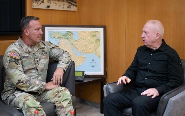 Le ministre de la Défense Yoav Gallant rencontrant le général Erik Kurilla, chef du Commandement central des États-Unis (CENTCOM), à Tel Aviv, le 16 juillet 2024. (Crédit : Shachar Yurman/Ministère de la Défense) Le ministre de la Défense Yoav Gallant rencontrant le général Erik Kurilla, chef du Commandement central des États-Unis (CENTCOM), à Tel Aviv, le 16 juillet 2024. (Crédit : Shachar Yurman/Ministère de la Défense)