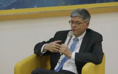 Illustration : L'ambassadeur américain en Israël Jack Lew s'exprimant lors d'une conférence à l'Université Reichman, à Herzliya, le 9 juillet 2024. (Crédit : Capture d'écran)
