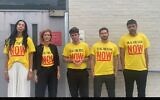 De droite à gauche : Michael Levy, frère de l'otage Or Levy ; Alon Gat, frère de Carmel Gat ; Gil Dickmann, cousin de Carmel Gat ; Carmit Levy Katzir, sœur d'Elad Katzir qui a été assassiné en captivité ; et Leat Corinne, tante de l'otage Omer Shem Tov. (Crédit : Dana Zvicra)