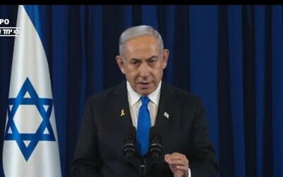 Le Premier ministre Benjamin Netanyahu s'exprimant depuis les quartiers généraux de l'armée de la Kirya, à Tel Aviv, le 31 juillet 2024. (Crédit : Capture d'écran)