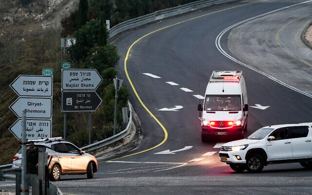 Des ambulances évacuant des personnes blessées lors d'une attaque à la roquette du Hezbollah sur la ville druze de Majdal Shams dans le nord du plateau du Golan, le 27 juillet 2024. (Crédit : Ayal Margolin/Flash90)