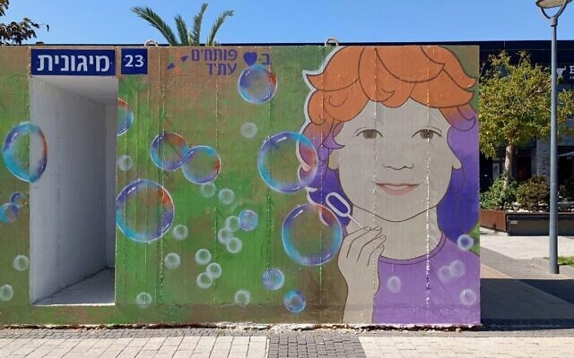 Un abri antiatomique peint par Lidia et Igor Katliarski, à Nahariya, en  2024. (Crédit : Lidia Katliarski)