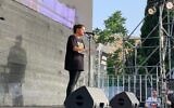 Ayala Metzger, dont le beau-père Yoram Metzger a été enlevé et assassiné par le Hamas à Gaza, s'adressant aux manifestants lors d'un rassemblement anti-gouvernement, devant la Knesset, à Jérusalem, le 20 mai 2024. (Crédit : Charlie Summers/Times of Israel)