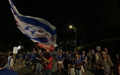 Des manifestants anti-gouvernement, à Jérusalem, marchent vers la résidence officielle de Netanyahu dans le cadre d'une journée nationale de protestation, le 7 juillet 2024. (Crédit : Charlie Summers/ Times of Israel)