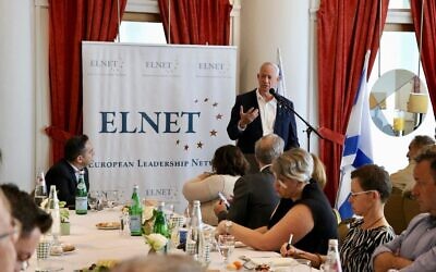 Le leader de HaMahane HaMamlahti, Benny Gantz, s'adressant aux ambassadeurs européens en Israël, lors d'une réunion d'information organisée par ELNET, le 1er juillet 2024. (Crédit : ELNET)