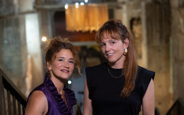 Les conservatrices Adina Kamien (à gauche) et Malu Zayon lors de leur exposition « Umbilicus » à Kishle, au musée de la Tour de David à Jérusalem, qui s'est ouverte le 9 juillet 2024 (Oded Antman)