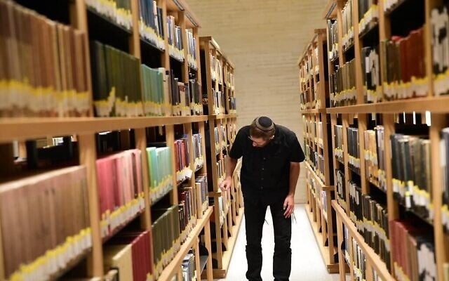 Illustration : Un visiteur dans le nouveau bâtiment de la Bibliothèque nationale d'Israël, à Jérusalem, lors de son ouverture officieuse le 29 octobre 2023. (Crédit : Yoni Kelberman) Illustration : Un visiteur dans le nouveau bâtiment de la Bibliothèque nationale d'Israël, à Jérusalem, lors de son ouverture officieuse le 29 octobre 2023. (Crédit : Yoni Kelberman)