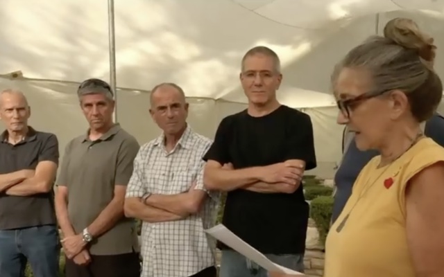 Des proches assistent à une cérémonie officieuse en hommage au frère aîné du Premier ministre Benjamin Netanyahu, Yoni, tué il y a 48 ans lors de l'opération Entebbe, au cimetière militaire du mont Herzl, le 4 juillet 2024. (Capture d'écran, utilisée conformément à l'article 27a de la loi sur les droits d'auteur) Des proches assistent à une cérémonie officieuse en hommage au frère aîné du Premier ministre Benjamin Netanyahu, Yoni, tué il y a 48 ans lors de l'opération Entebbe, au cimetière militaire du mont Herzl, le 4 juillet 2024. (Capture d'écran, utilisée conformément à l'article 27a de la loi sur les droits d'auteur)