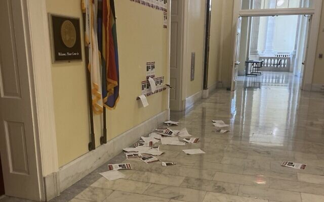 Des affiches d'otages vandalisées devant le bureau du représentant américain Brad Schneider à Washington, le 4 juillet 2024. (Crédit : Brad Schneider/X) Des affiches d'otages vandalisées devant le bureau du représentant américain Brad Schneider à Washington, le 4 juillet 2024. (Crédit : Brad Schneider/X)