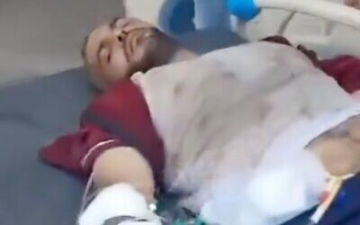 Amin Abed, 35 ans, un Gazaoui critique du Hamas, sur une civière après une agression faite par hommes masqués armés de couteaux et de matraques, le 8 juillet 2024. (Capture d'écran : X/used in accordance with Clause 27a of the Copyright Law)