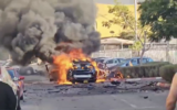 Une voiture en flammes, après une explosion que la police considère comme criminelle, à à Petah Tikva, le 18 juillet 2024. (Crédit : Capture d'écran via la Quatorzième chaîne ; utilisé conformément à l'article 27a de la loi sur le droit d'auteur)