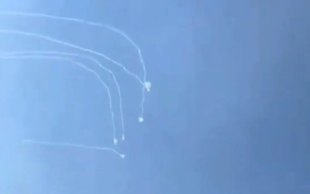 Des roquettes tirées par le Hezbollah depuis le Liban interceptées au-dessus du nord d'Israël le 20 juillet 2024. (Crédit : Capture d'écran de la vidéo X ; utilisée conformément à l'article 27a de la loi sur le droit d'auteur)