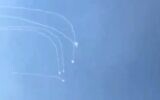Des roquettes tirées par le Hezbollah depuis le Liban interceptées au-dessus du nord d'Israël le 20 juillet 2024. (Crédit : Capture d'écran de la vidéo X ; utilisée conformément à l'article 27a de la loi sur le droit d'auteur)